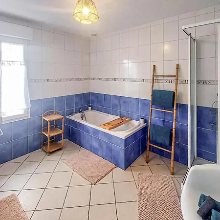 3 Bedroom In Dom wakacyjny Desvres